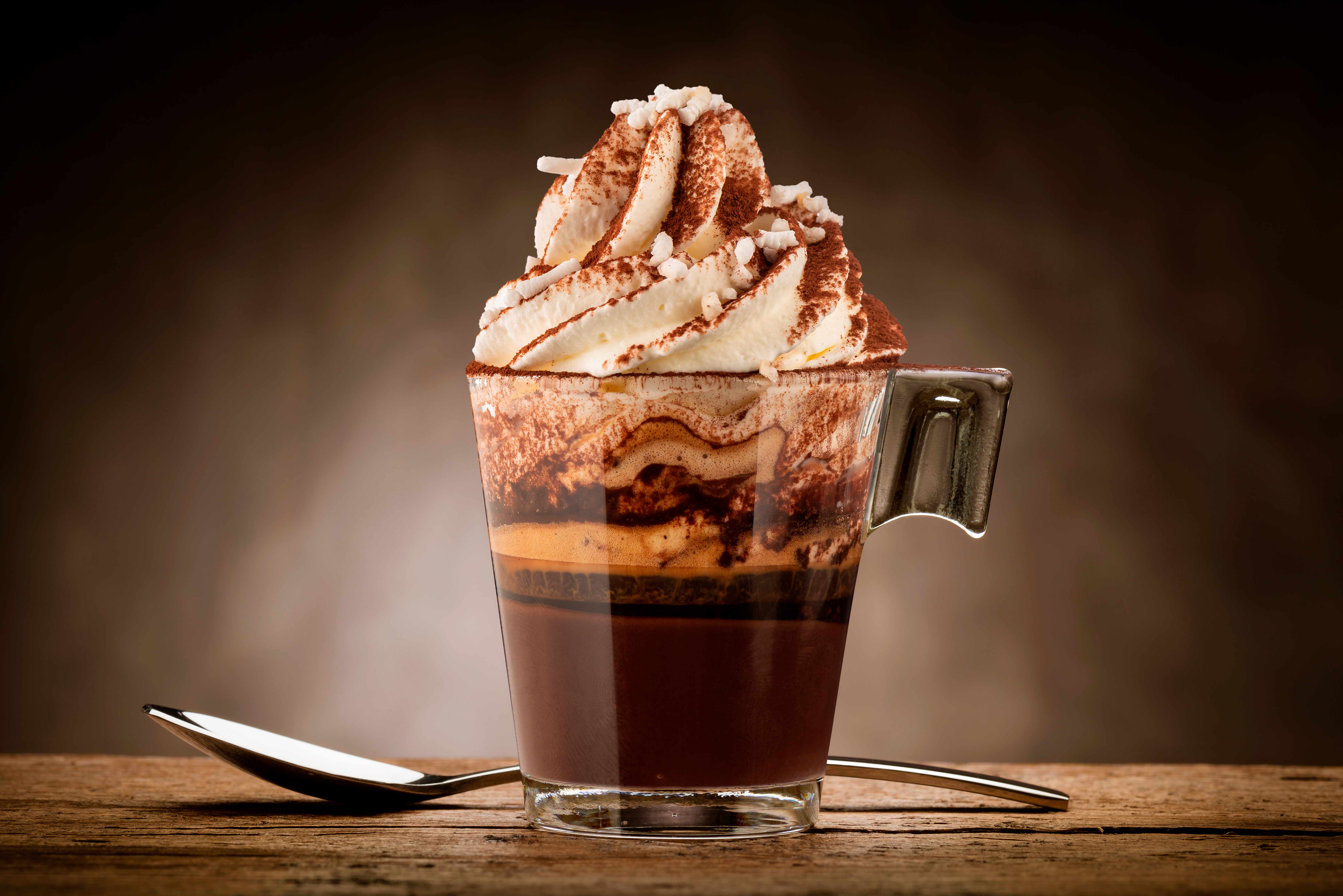 Эспрессо с кремом, который включает в себя добавку в виде шоколада